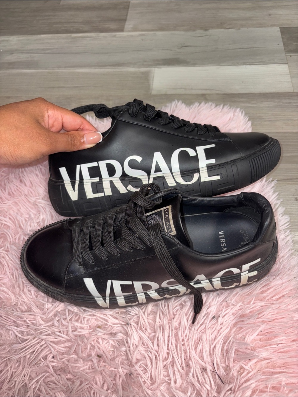 Versace medusa greca bajo negro
